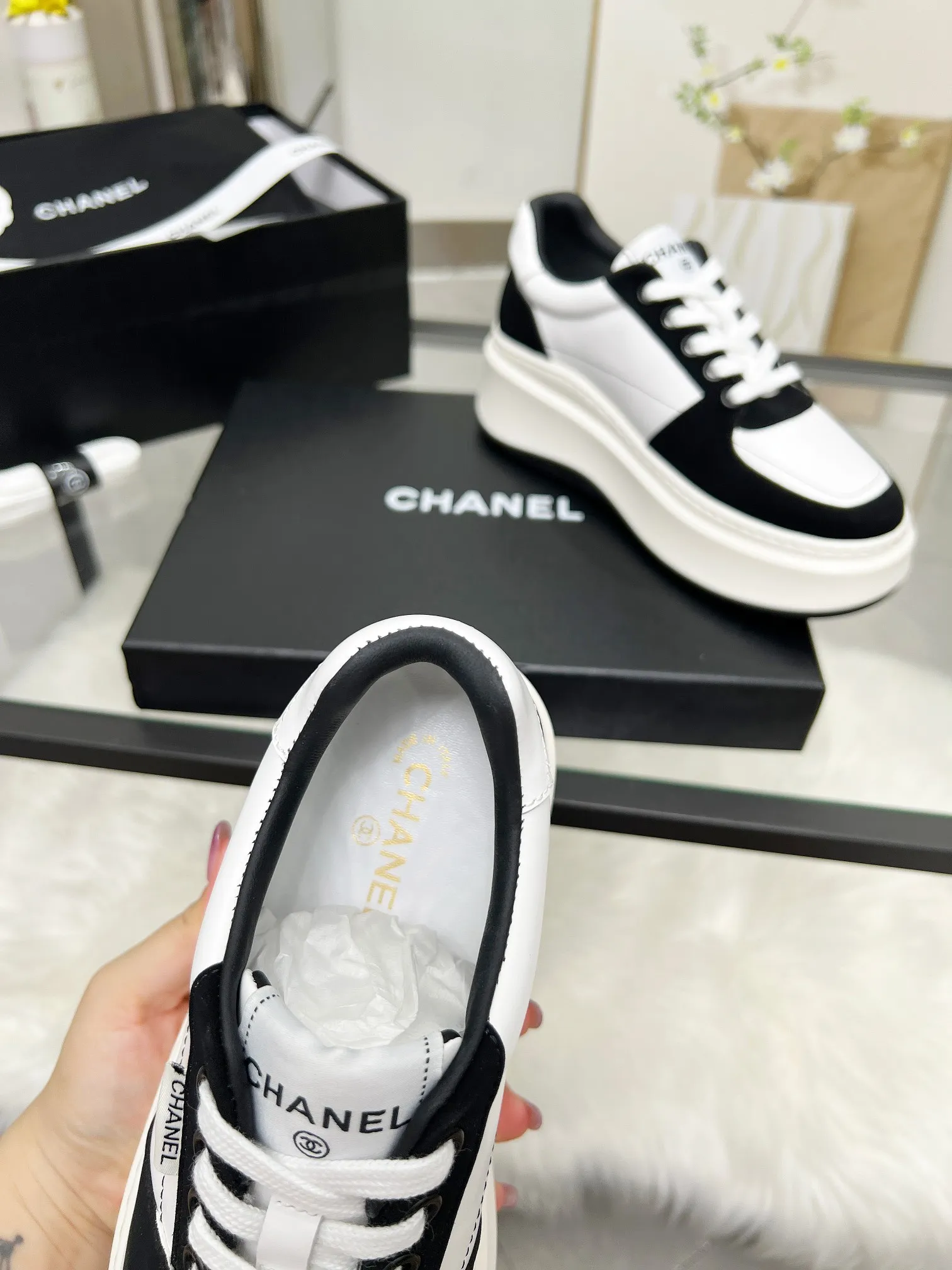 👟👟Ex-factory price 480👟👟 CHANEL 25C spring and summer new sports shoes official website is available at the same time ❤️ Counter out-of-stock kings. Major bloggers are recommending new styles on social days. This season’s new styles are simply eye-catching and look great on the feet. The casual casual sports style is refreshing and natural, interpreting Chanel’s fashionable femininity. The overall customization makes all sports models on the market at that time obsolete. This series is now available for sale! The upper is made of custom imported pebbled calf leather ➕ custom frosted calf leather. The lining is made of original one-to-one professionally customized mesh. Hardware accessories. Original full set of molds (not common in the market). Original custom molded TPU combination outsole. Height 4 cm. Women's size 35-39.